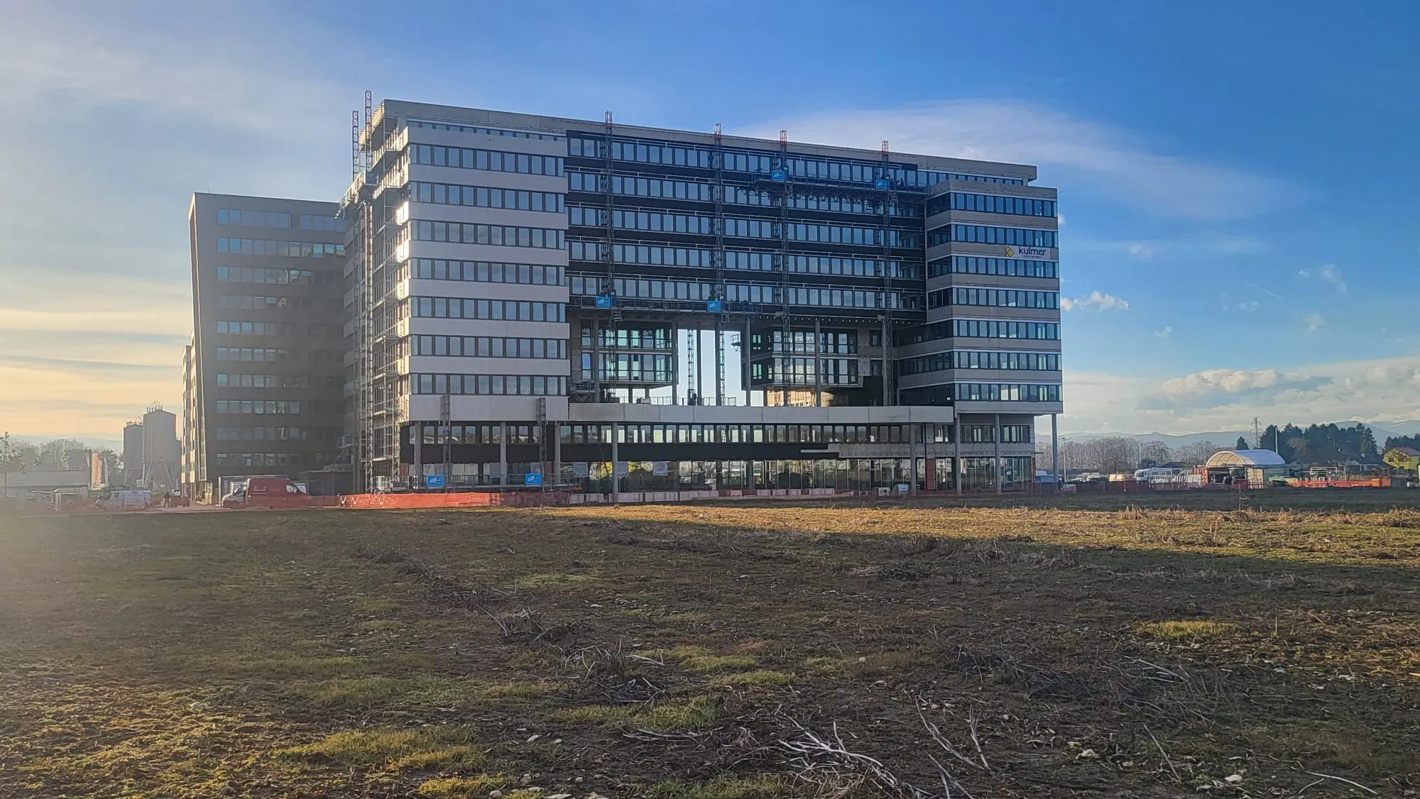 Bürogebäude in Raaba bei Graz, Ansicht über das Baufeld