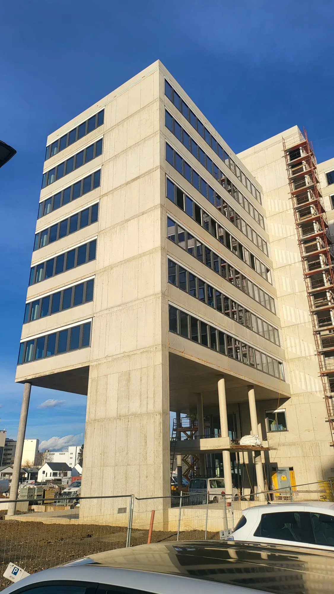 Aufgeständerte Gebäudeecke mit Fensterbändern