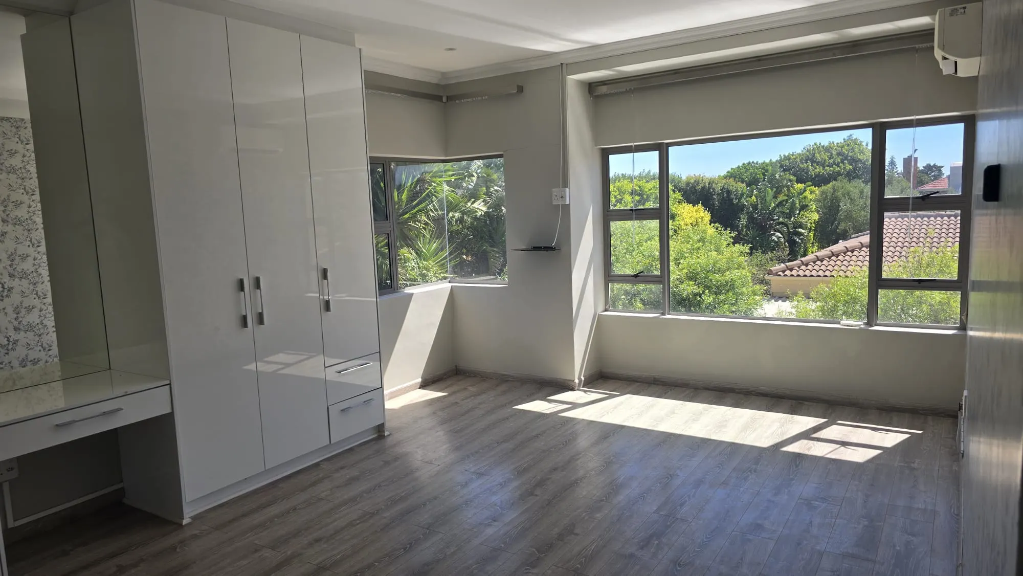 Zimmer mit großem Fenster und Eckfenster