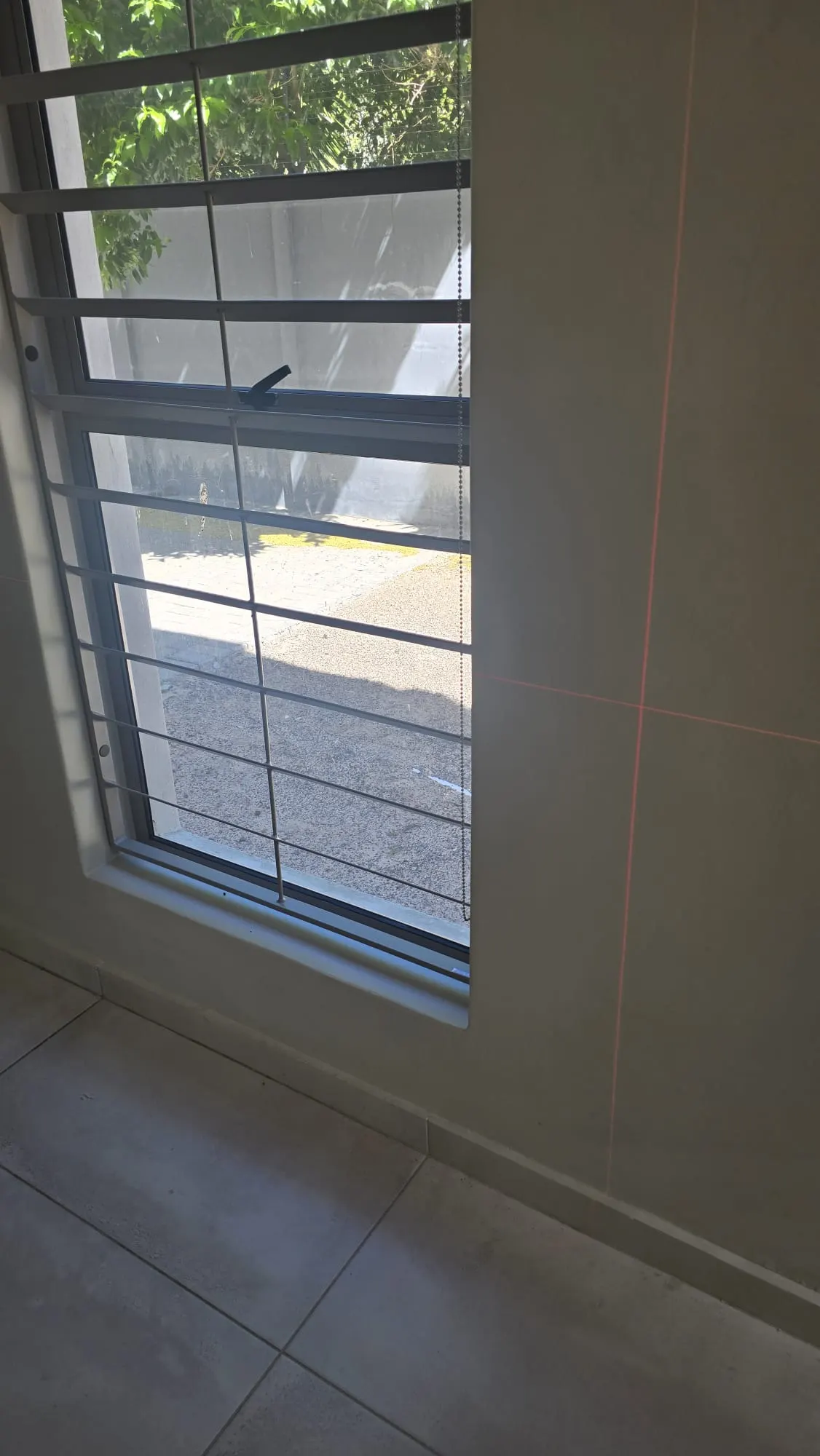 Fenster mit Laserlinie beim Aufmaß