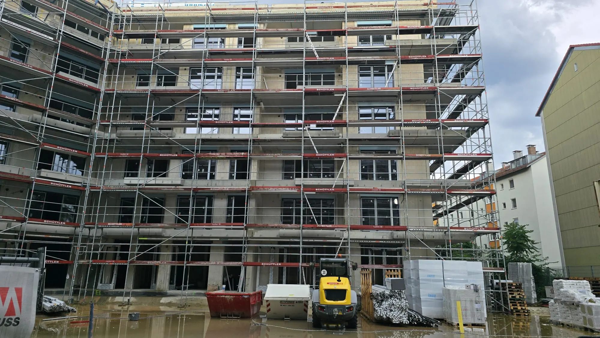 Eingerüsteter Neubau in Nürnberg, Ansicht vom Innenhof